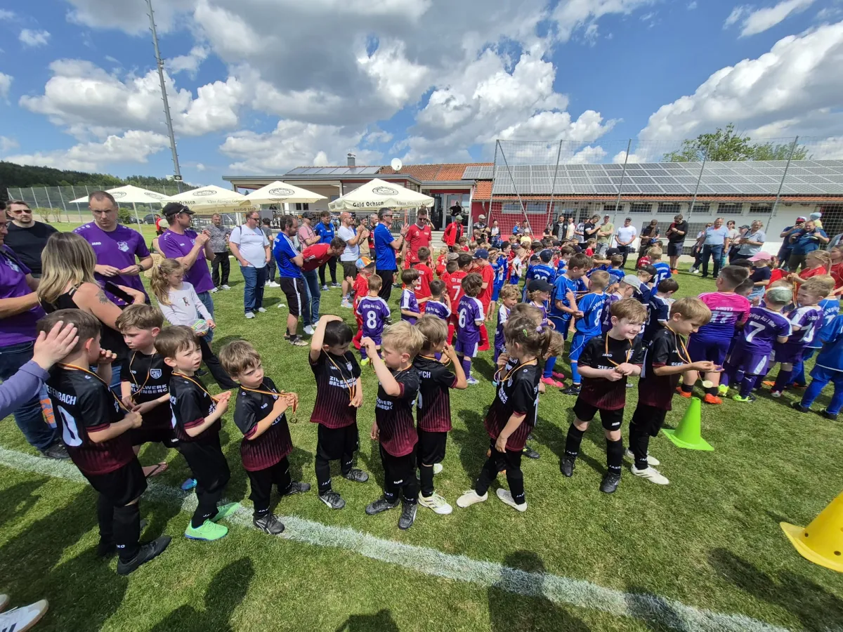 Siegerehrung mit allen Teams