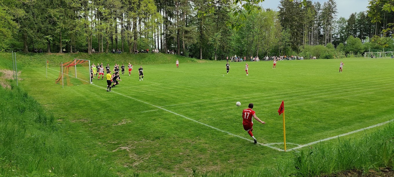 Waldsportplatz Tiefenbach — Vereinsheim und Tribüne