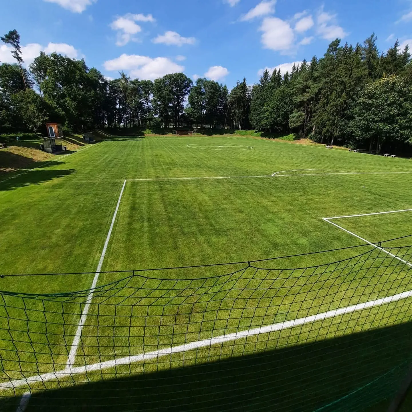 Waldsportplatz Tiefenbach — Blick über den Rasen